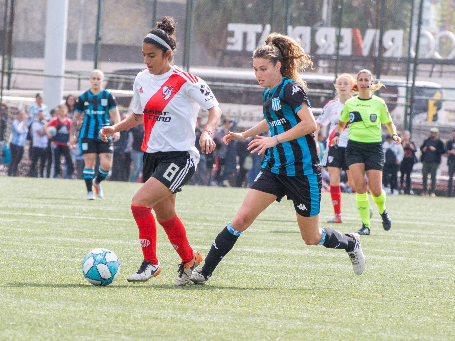 Jogadoras em uma partida de futebol feminino na Argentina, em 2019